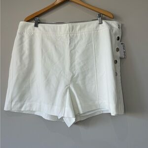 Nine West NWT Snap side detail Women's White Shorts size 1X